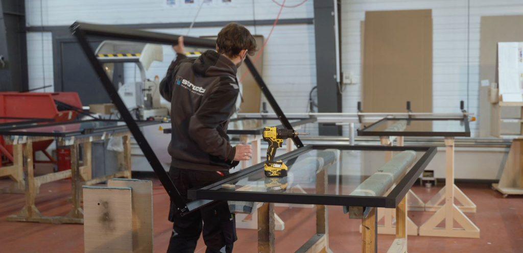 Assembly of a reversible door for an acoustic booth in a manufacturing workshop – Blabla-Cube