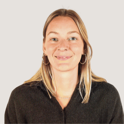 Lola, responsable pôle produit chez BlaBlaCube, experte en développement de cabines acoustiques professionnelles