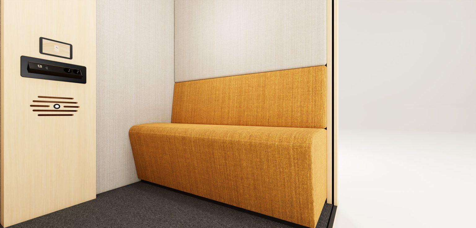 Banquette dépareillée avec assise colorée dans cabine acoustique pour personnalisation intérieure