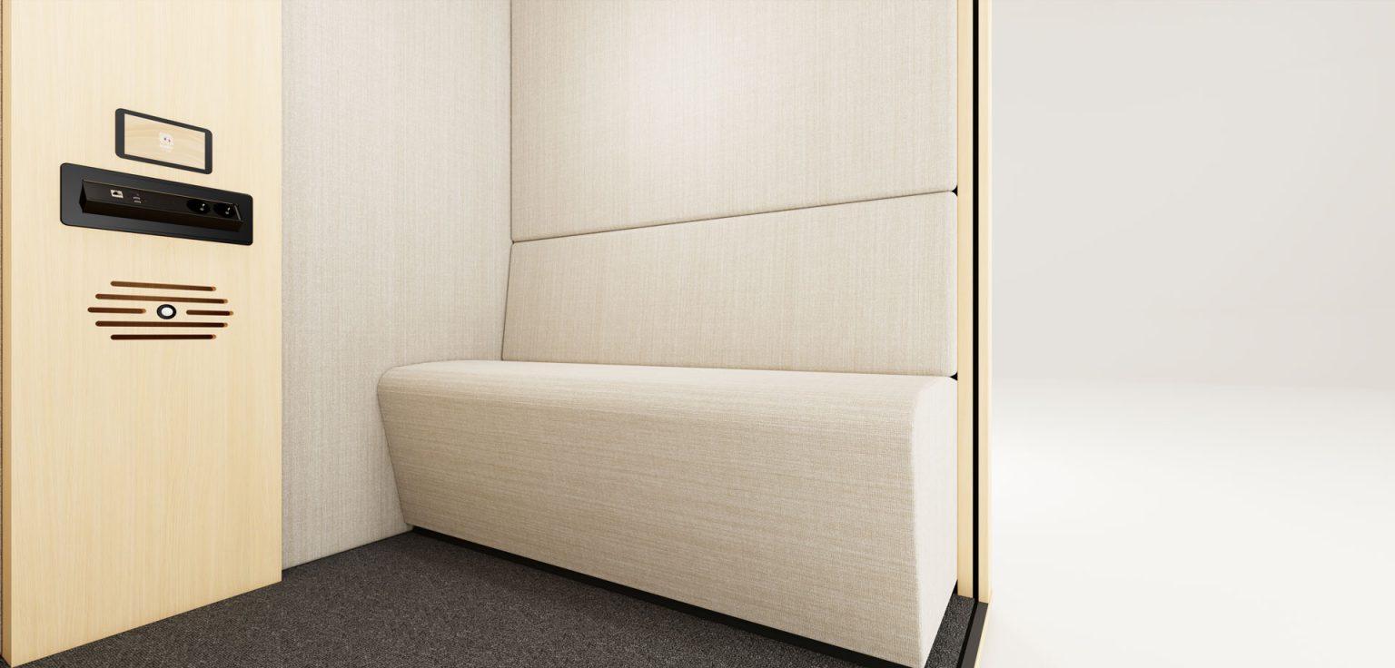 Banquette unie ton sur ton dans cabine acoustique pour un design sobre et élégant