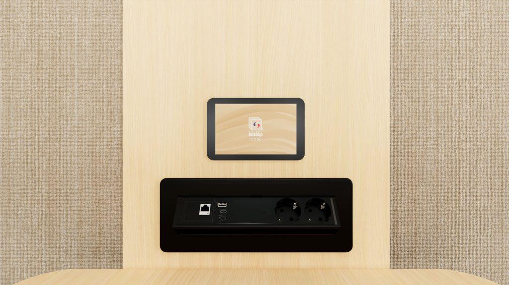 Écran tactile de contrôle et prises intégrées dans cabine acoustique Blabla-Cube