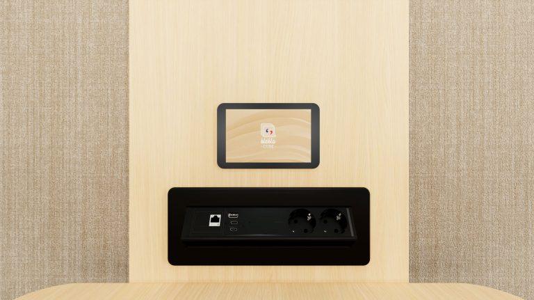 Écran tactile de contrôle et prises intégrées dans cabine acoustique Blabla-Cube