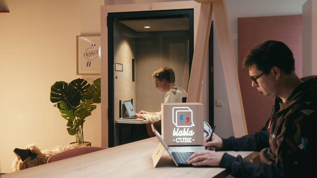 Collaborateur utilisant une cabine acoustique Blabla-Cube pour s’isoler du bruit au bureau