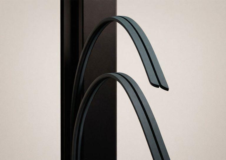 Double joint acoustique sur porte de cabine Blabla-Cube pour une meilleure isolation sonore et étanchéité phonique